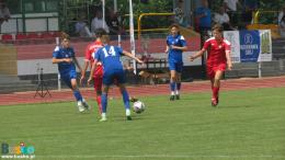 Na zdjęciu znajdują się piłkarze dolnośląskiego Związku Piłki Nożnej oraz Wielkopolskiego Związku Piłki nożnej w trakcie podania.