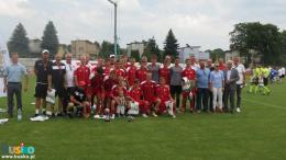 Na zdjęciu znajdują się piłkarze Dolnośląskiego Związku Piłki Nożnej udekorowani złotymi medalami i pucharem za zwycięstwo w turnieju wraz z Burmistrzem Miasta i Gminy Busko-Zdrój, Dyrektorem Buskiego