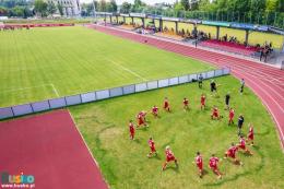 Na zdjęciu znajdują się piłkarze Dolnośląskiego Związku Piłki Nożnej podczas rozgrzewki przed meczem