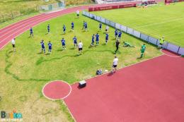 Na zdjęciu znajdują się piłkarze Wielkopolskiego Związku Piłki Nożnej podczas rozgrzewki przed meczem