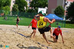 Na zdjęciu widoczni są zawodnicy w trakcie akcji meczowej.