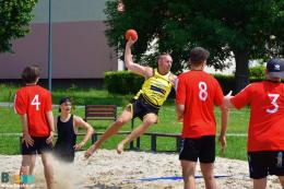 Na zdjęciu widoczny jest zawodnik w trakcie rzutu na bramkę.