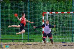 Na zdjęciu widoczni są zawodnik oraz bramkarz podczas rzutu.