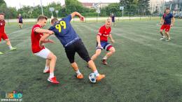 Na zdjęciu znajduje się 8 zawodników podających sobie piłkę