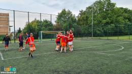 Zdjęcie przedstawia 9 zawodników stojących na polu podbramkowym.