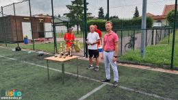 Zdjęcie przedstawia Pana Arkadiusza Kornasia – Dyrektora BOSIR, Pana Lecha Malczewskiego, sędziującego mecze odbywające się podczas Turnieju oraz pracowników obsługi.