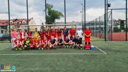 Zdjęcie przedstawia drużyny, które zajęły trzy pierwsze miejsca wraz z Dyrektorem BOSIR i Ratownikiem medycznym – Piotrem Kowalczykiem, obsługującym zaplecze medyczne Turnieju.