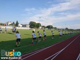 Na zdjęciu widoczni są uczestnicy obozu w trakcie ćwiczeń stacjonarnych.