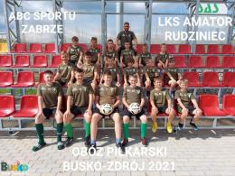 Zdjęcie przedstawia zawodników i trenera LKS Amator Rudziniec biorących udział w obozie piłkarskim w Busku-Zdroju