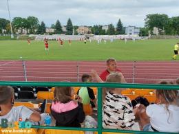 Zdjęcie przedstawia uczestników obozu kibicujących w meczu sparingowym Hapoel Jeruzalem – Wisła Płock