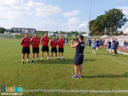 Na zdjęciu widoczny jest szkoleniowiec wraz z drużyną Wisły Płock