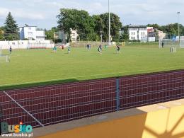 Zdjęcie przedstawia trening piłkarski na Płycie Głównej