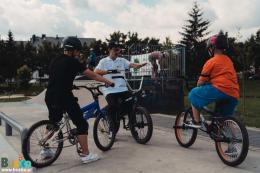 Na zdjęciu widoczni są uczestnicy warsztatów BMX.