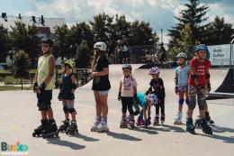 Na zdjęciu widoczni są uczestnicy warsztatów w dyscyplinie rolki.