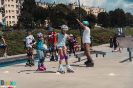 Na zdjęciu widoczni są uczestnicy w trakcie warsztatów w dyscyplinie rolki. 