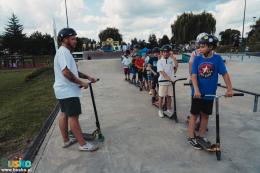 Zdjęcie przedstawia instruktora udzielającego wskazówek uczestnikom warsztatów.
