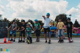 Na zdjęciu widoczny jest moment udzielania instrukcji uczestnikom warsztatów.