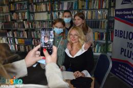 Wspólne zdjęcie pisarki z młodzieżą