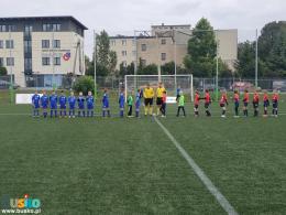 Na zdjęciu widoczna jest drużyna Barca Academy oraz Wisły Płock przed rozpoczęciem finałowego meczu. 