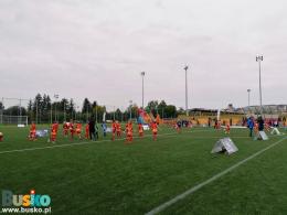 Na zdjęciu widoczni są zawodnicy Korony Kielce rozgrzewający się przed meczami.