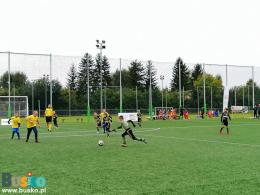 Na zdjęciu widoczny jest mecz pomiędzy Legią Soccer Schools, a Akademią Piłkarską Champions. 