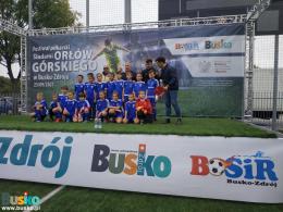 Na zdjęciu widoczna jest drużyna Football Academy Busko-Zdrój wraz z trenerem