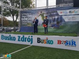 Na zdjęciu widoczny jest Burmistrz Miasta i Gminy Busko-Zdrój przemawiający do uczestników i zebranych gości.