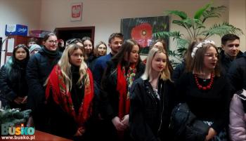 Zdjęcie przedstawia wizytę u Burmistrza młodzieży szkolnej z życzeniami świątecznymi