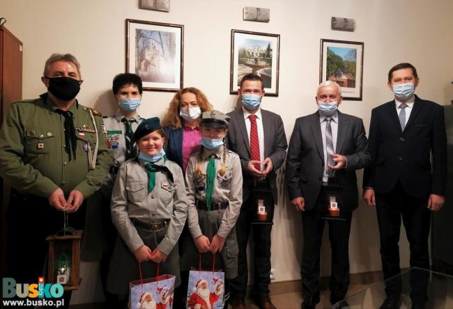 Zdjęcie przedstawia wizytę u Burmistrza Harcerzy z Hufca ZHP w Busku-Zdroju