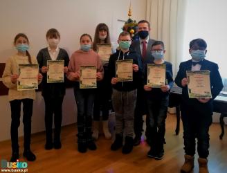 wspólne zdjęcie Zastępcy Burmistrza UMiG Busko-Zdrój Michała Marońskiego oraz Laureatów konkursu DBAMY O KLIMAT