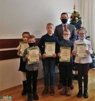 wspólne zdjęcie Zastępcy Burmistrza UMiG Busko-Zdrój Michała Marońskiego oraz Laureatów konkursu DBAMY O KLIMAT