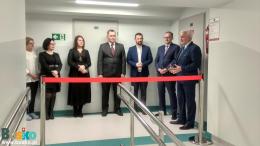 Zdjęcie obrazuje uroczyste otwarcie nowej pracowni RTG przy ul. Sądowej 9 w Busku-Zdroju