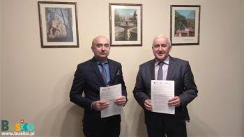 Zdjęcie przedstawia akt podpisania umowy na Modernizację Galerii Sztuki ZIELONA w Busku-Zdroju