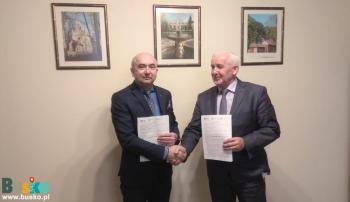 Zdjęcie przedstawia akt podpisania umowy na Modernizację Galerii Sztuki ZIELONA w Busku-Zdroju