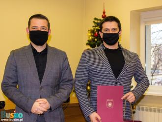 Zdjęcie przedstawia dwóch mężczyzn Zastępcę Burmistrza Michała Marońskiego i laureata konkursu Łukasza Chodóra
