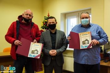 Zdjęcie przedstawia trzech mężczyżn Zastępcę Burmistrza Miasta i Gminy Busko-Zdrój oraz Laureatów konkursu fotograficznego. 