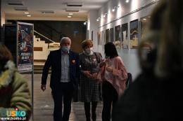 Uczestnicy finału w holu BSCK, wśród nich burmistrz Waldemar Sikora z małżonkąstrz W