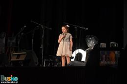 Dziewczynka podczas występu wokalnego na scenie BSCK