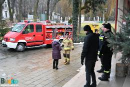 Pokazy sprzętu gaśniczego przeprowadzane przez strażaków ochotników