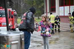 Dziewczynka wrzuca datek do puszki wolontariusza z klubu motocyklowego