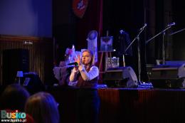 Występ młodej wokalistki przed sceną BSCK