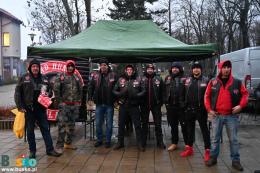Klub Motocyklowy HeadHunters Poland MC pozuje do zdjęcia przed budynkiem BSCK
