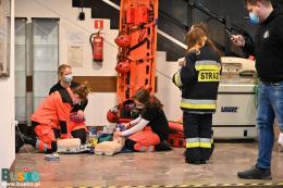 Pokaz udzielania pierwszej pomocy prezentowany przez Harcerską Grupę Ratowniczą