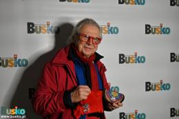 Szczęśliwy zwycięzca aukcji prezentuje zakup - repliki okularów Jurka Owsiaka 