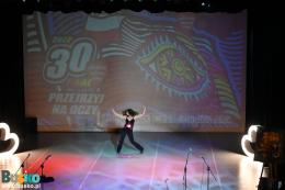 Młoda tancerka występuje na scenie BSCK