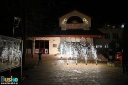 Pokaz fontanny sztucznych ogni przed wejściem do BSCK