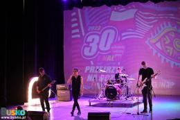 Na scenie występuje zespół Crossroad - wokalista w towarzystwie dwóch gitarzystów