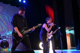 Na scenie występuje zespół Crossroad - wokalista w towarzystwie dwóch gitarzystów