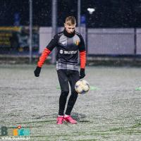 Zdjęcie przedstawia zawodnika Akademii Korony Kielce podczas treningu