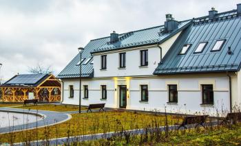 Zdjęcie przedstawia z finalnego etapu inwestycji pn.,,Adaptacja budynków przy ulicy Bocznej na cele społeczne wraz  z zagospodarowaniem przyległego terenu